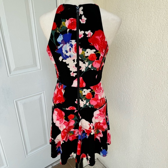 GUESS. Floral, Sleeveless Mini Dress. Vivid colors. Size 6. Zipper Closu… - Picture 5 of 11